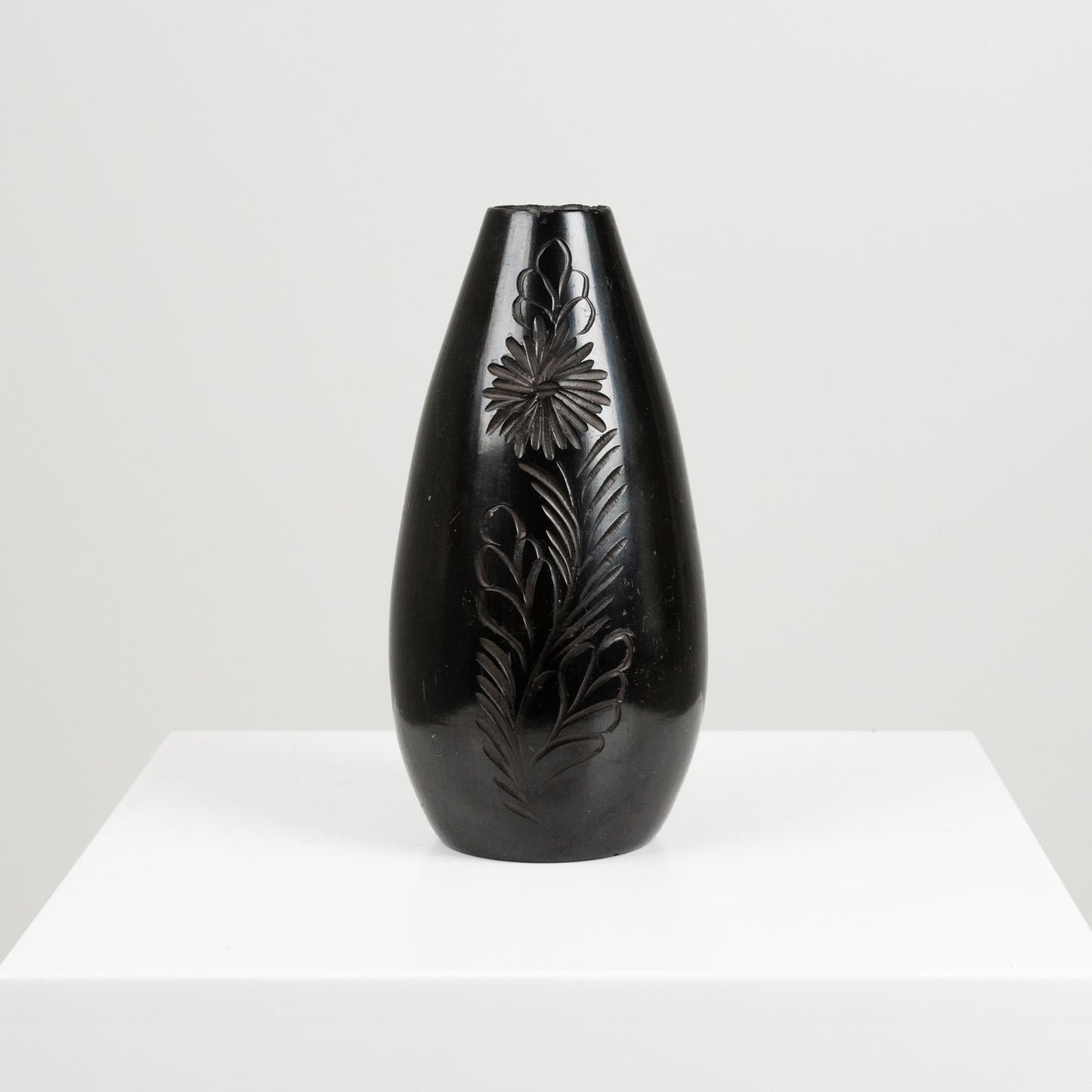 Kuvioitu vaasi, musta