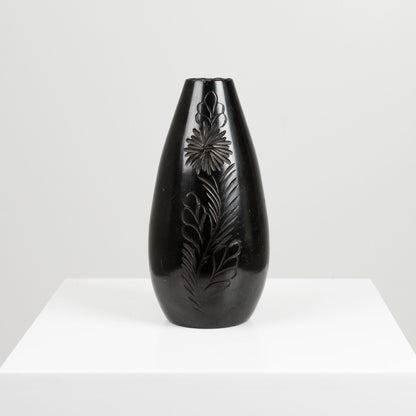 Kuvioitu vaasi, musta