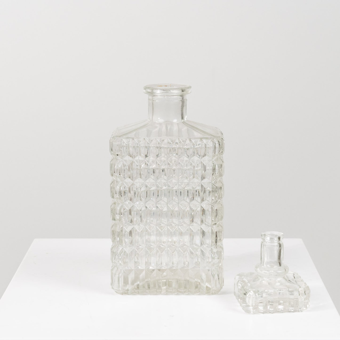 Kristallilasipullo korkilla