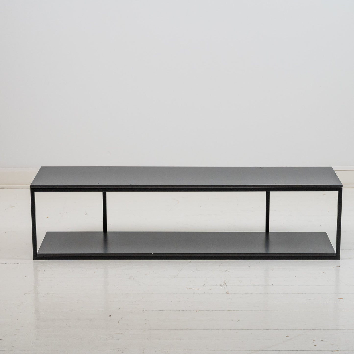 Matala musta taso, metallinen runko