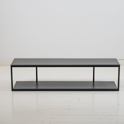 Matala musta taso, metallinen runko