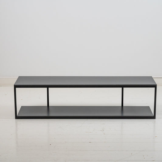 Matala musta taso, metallinen runko