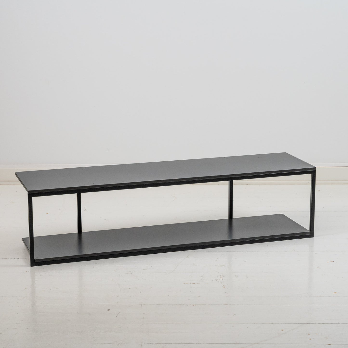 Matala musta taso, metallinen runko