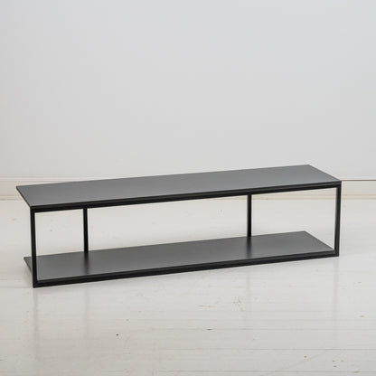 Matala musta taso, metallinen runko