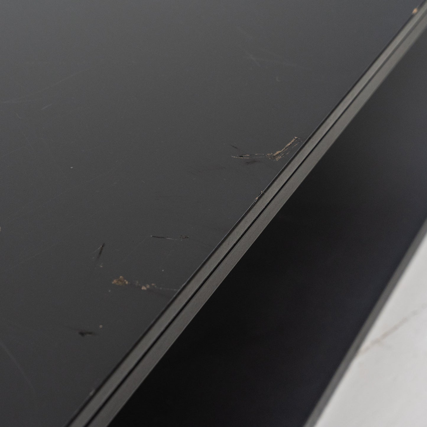 Matala musta taso, metallinen runko