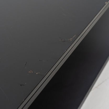 Matala musta taso, metallinen runko