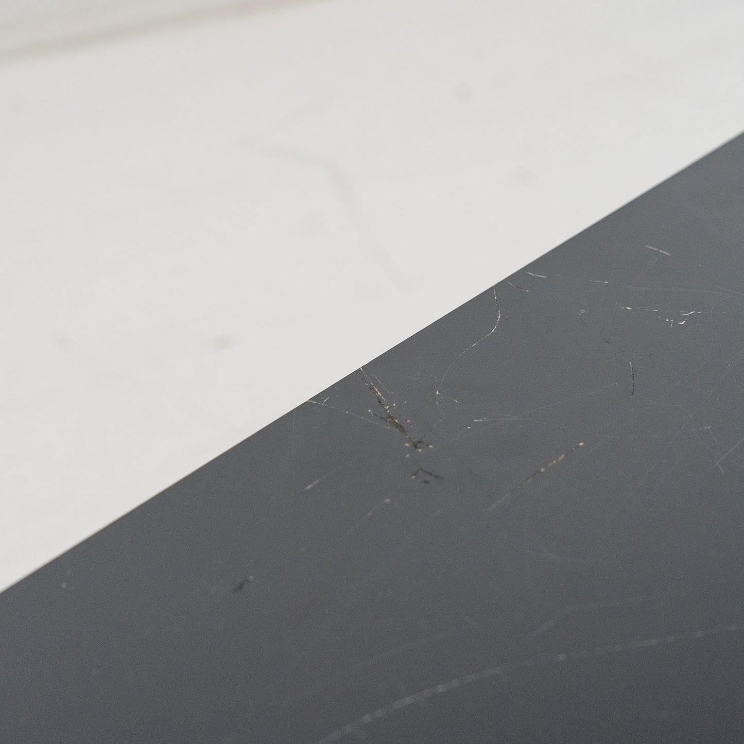 Matala musta taso, metallinen runko