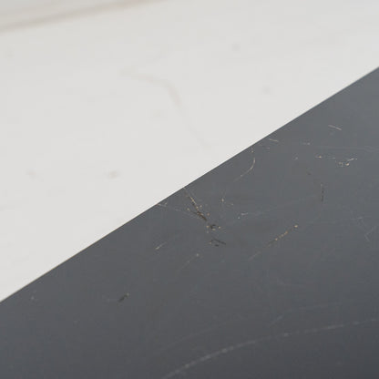 Matala musta taso, metallinen runko