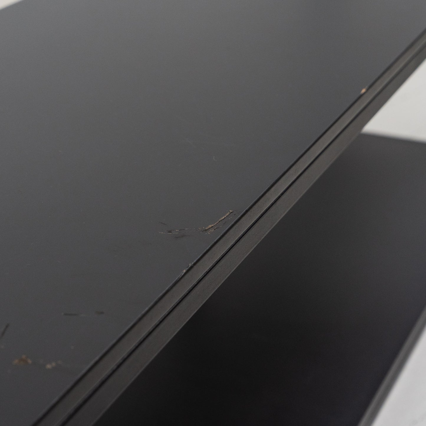 Matala musta taso, metallinen runko