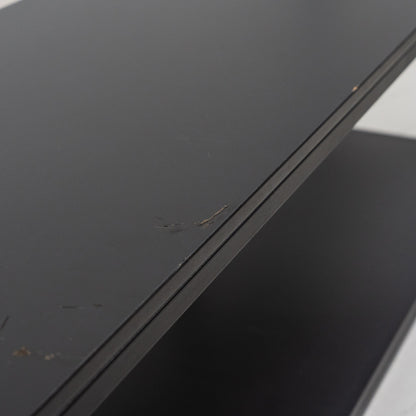 Matala musta taso, metallinen runko