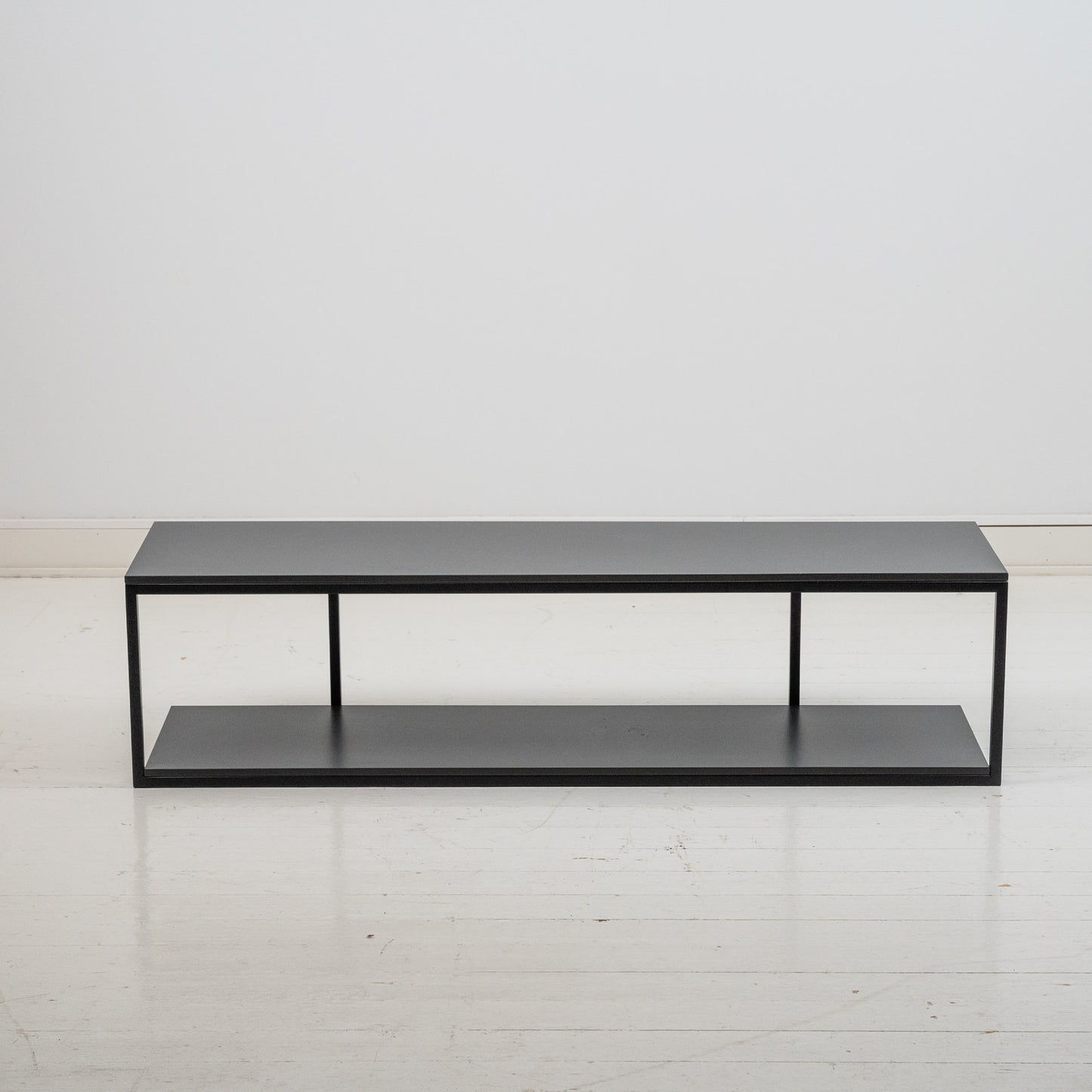 Matala musta taso, metallinen runko