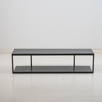 Matala musta taso, metallinen runko