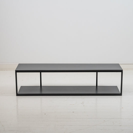 Matala musta taso, metallinen runko