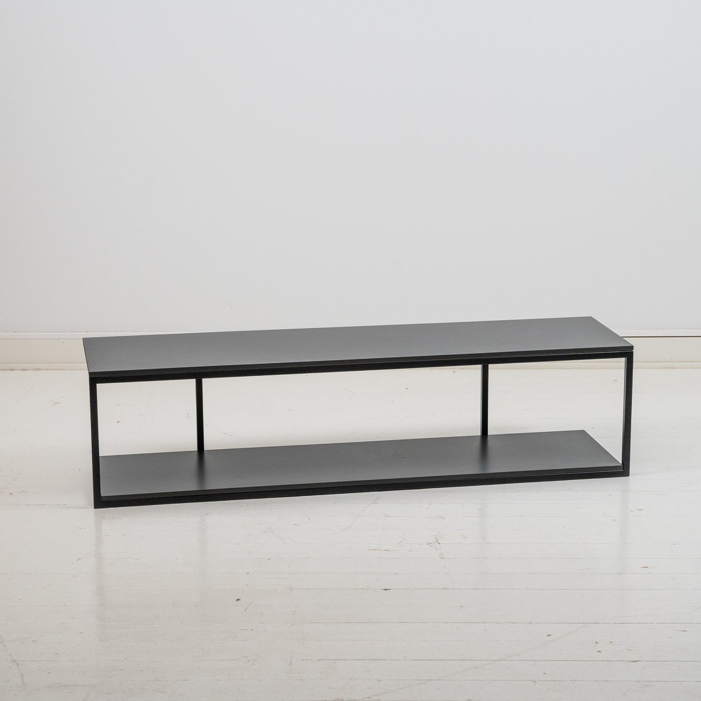 Matala musta taso, metallinen runko