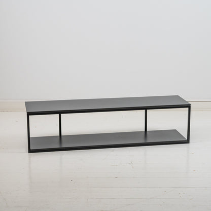 Matala musta taso, metallinen runko