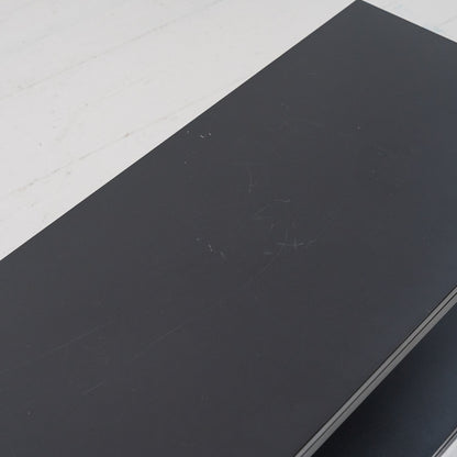 Matala musta taso, metallinen runko