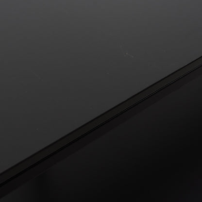 Matala musta taso, metallinen runko