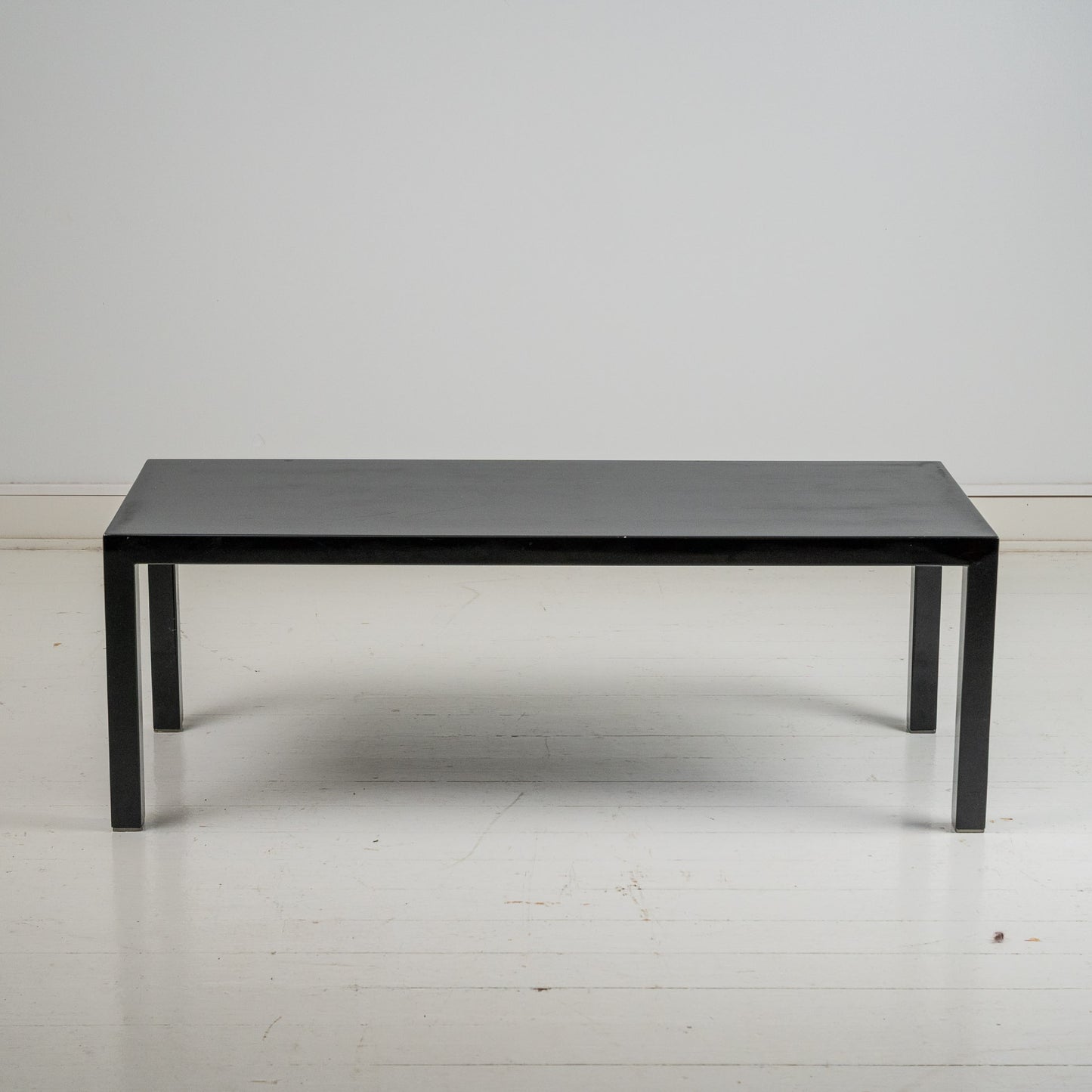 Minotti Italyn matala musta taso, löytyy 2 kpl