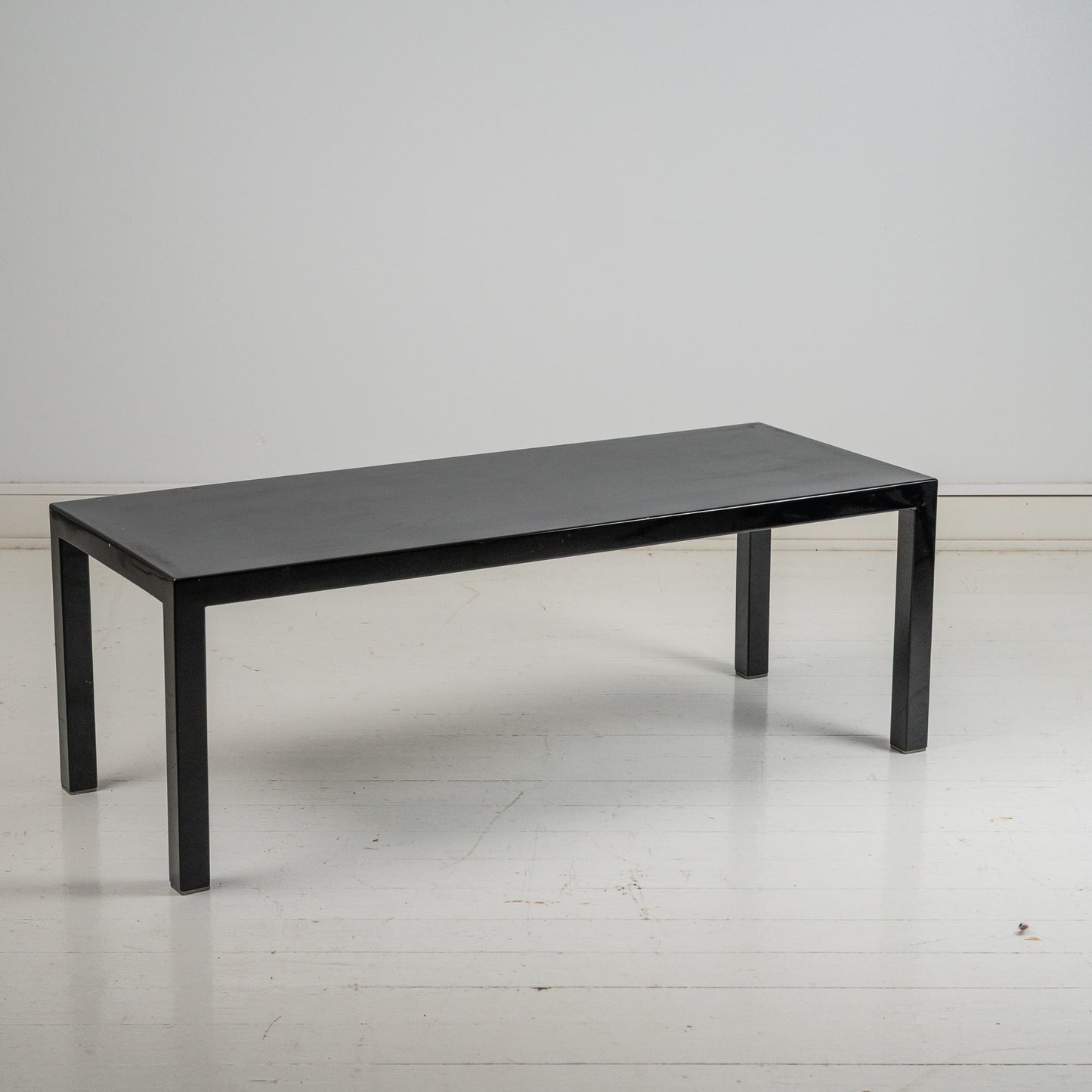 Minotti Italyn matala musta taso, löytyy 2 kpl