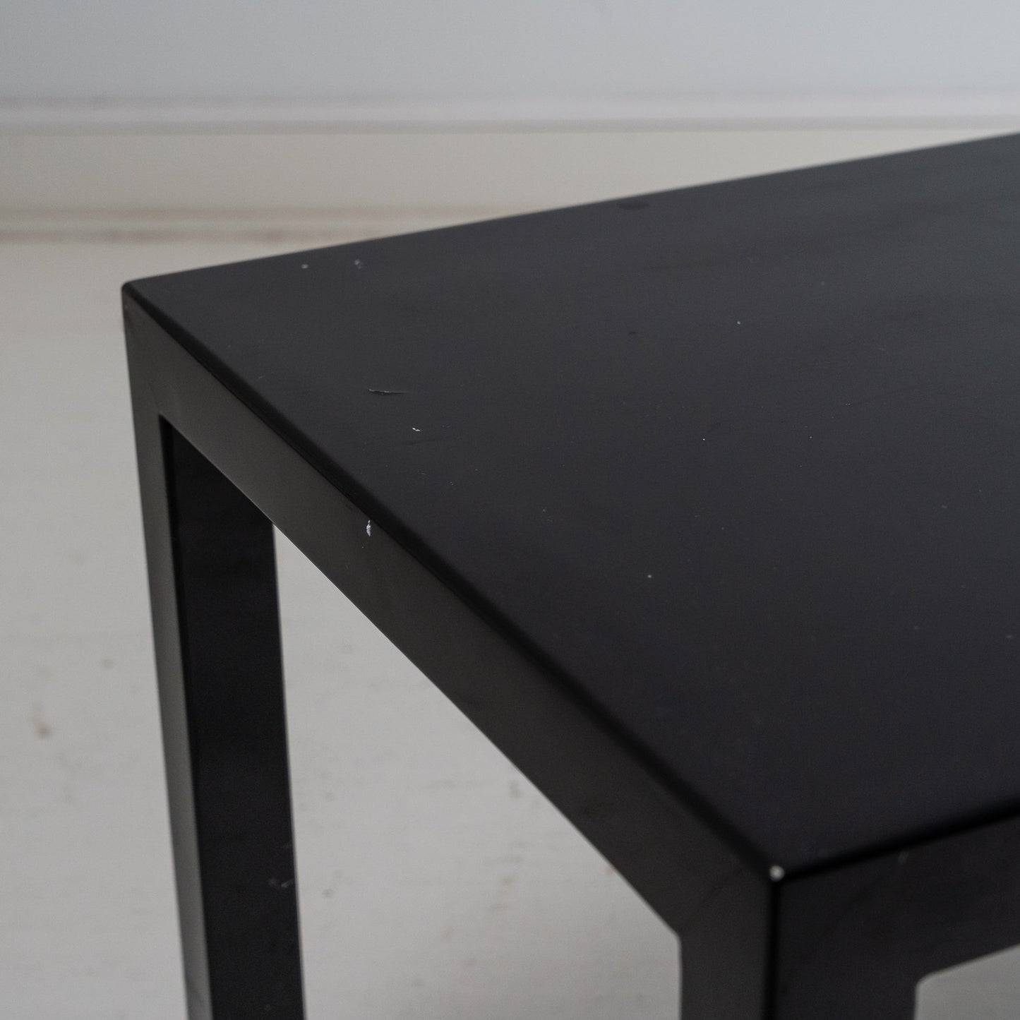 Minotti Italyn matala musta taso, löytyy 2 kpl