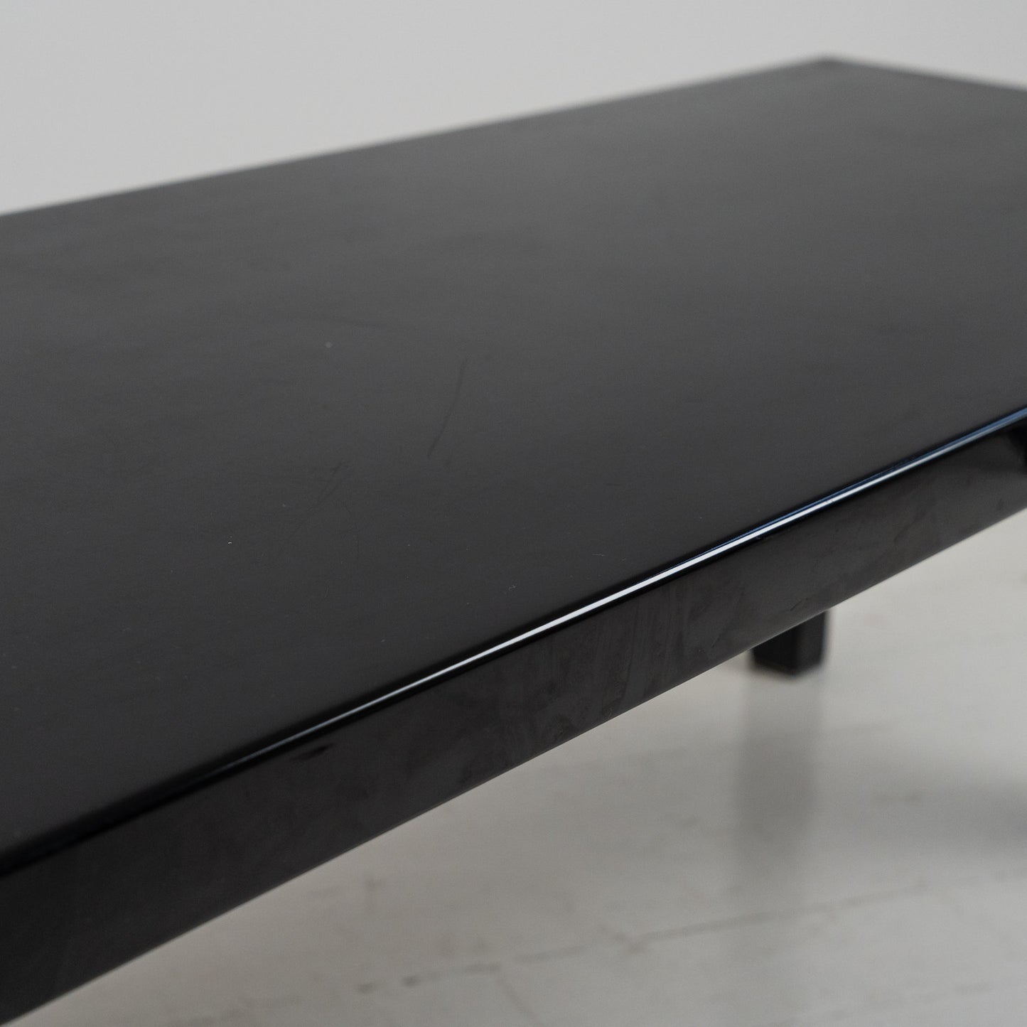 Minotti Italyn matala musta taso, löytyy 2 kpl