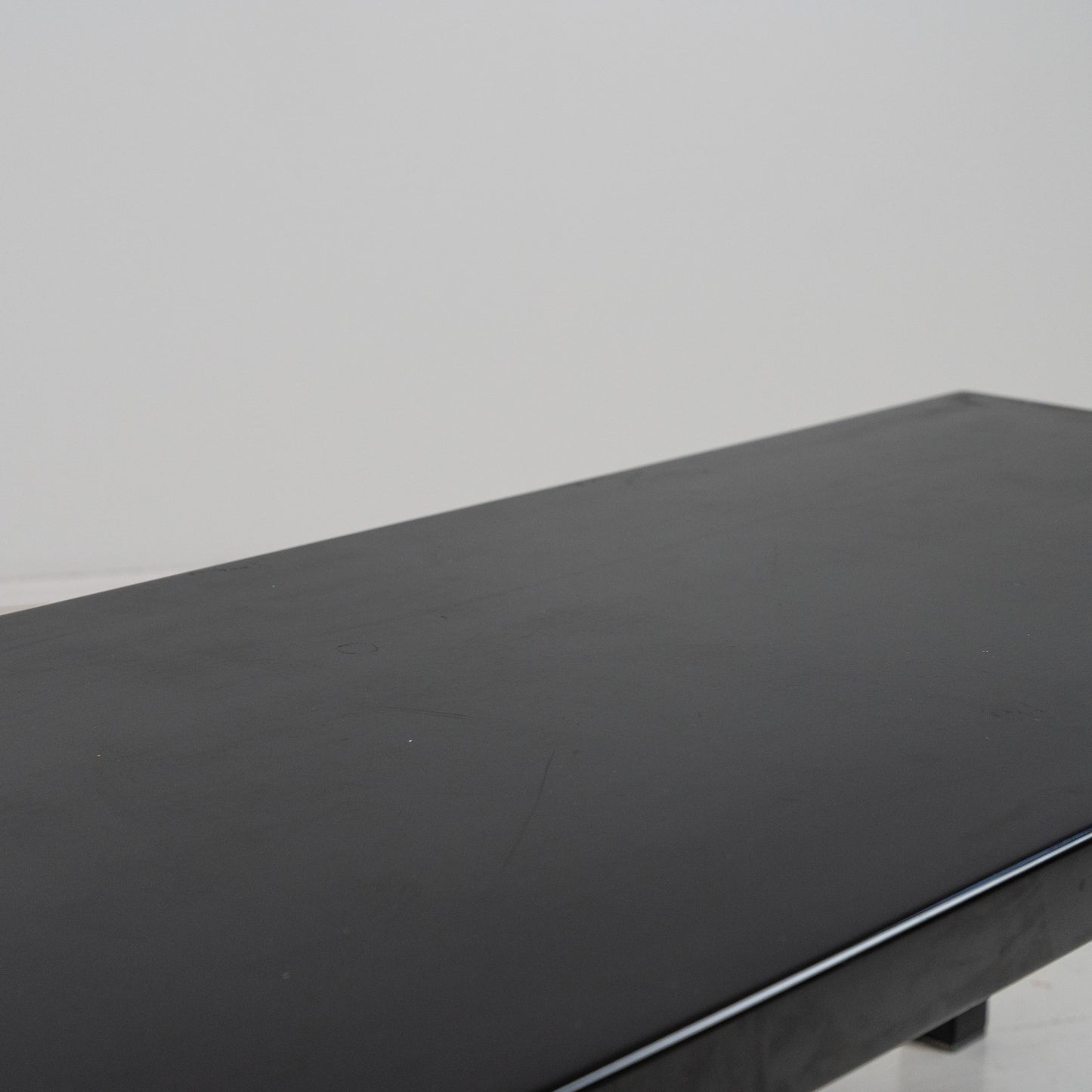 Minotti Italyn matala musta taso, löytyy 2 kpl