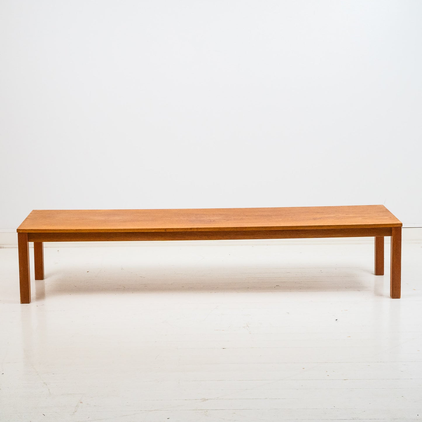 Matala tiikkinen taso/pöytä