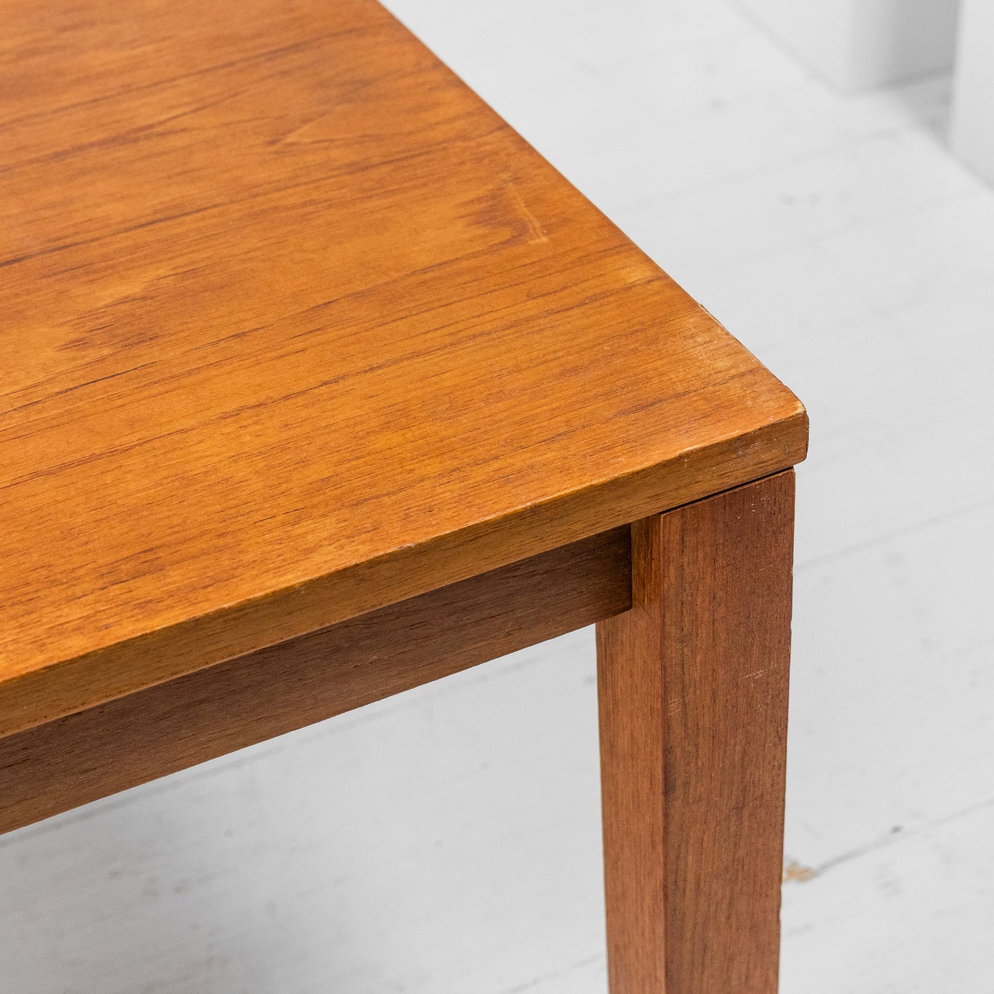 Matala tiikkinen taso/pöytä