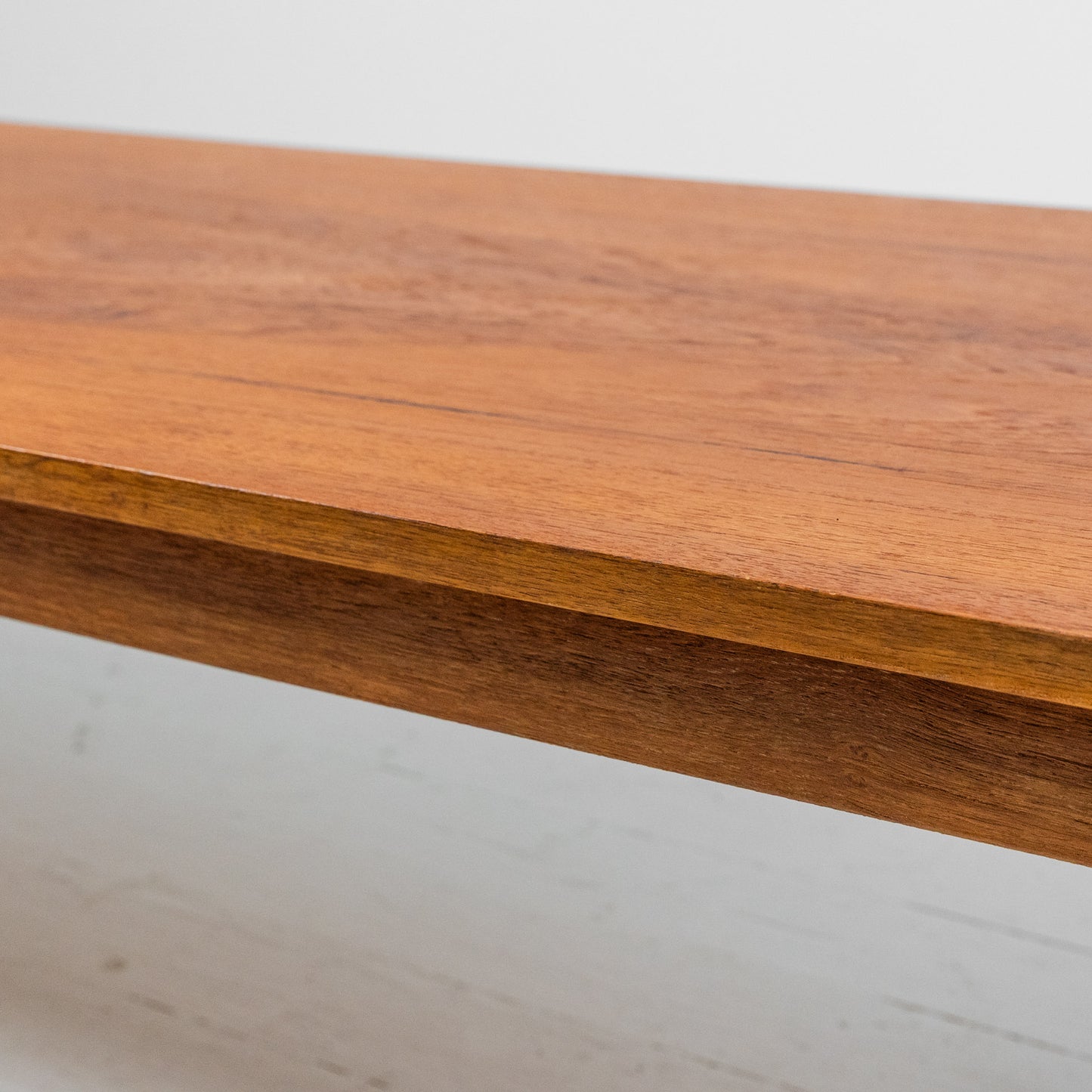 Matala tiikkinen taso/pöytä