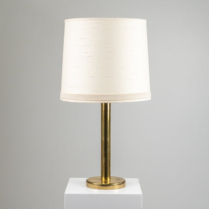 Messinkijalkainen pöytävalaisin