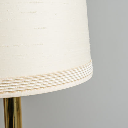 Messinkijalkainen pöytävalaisin