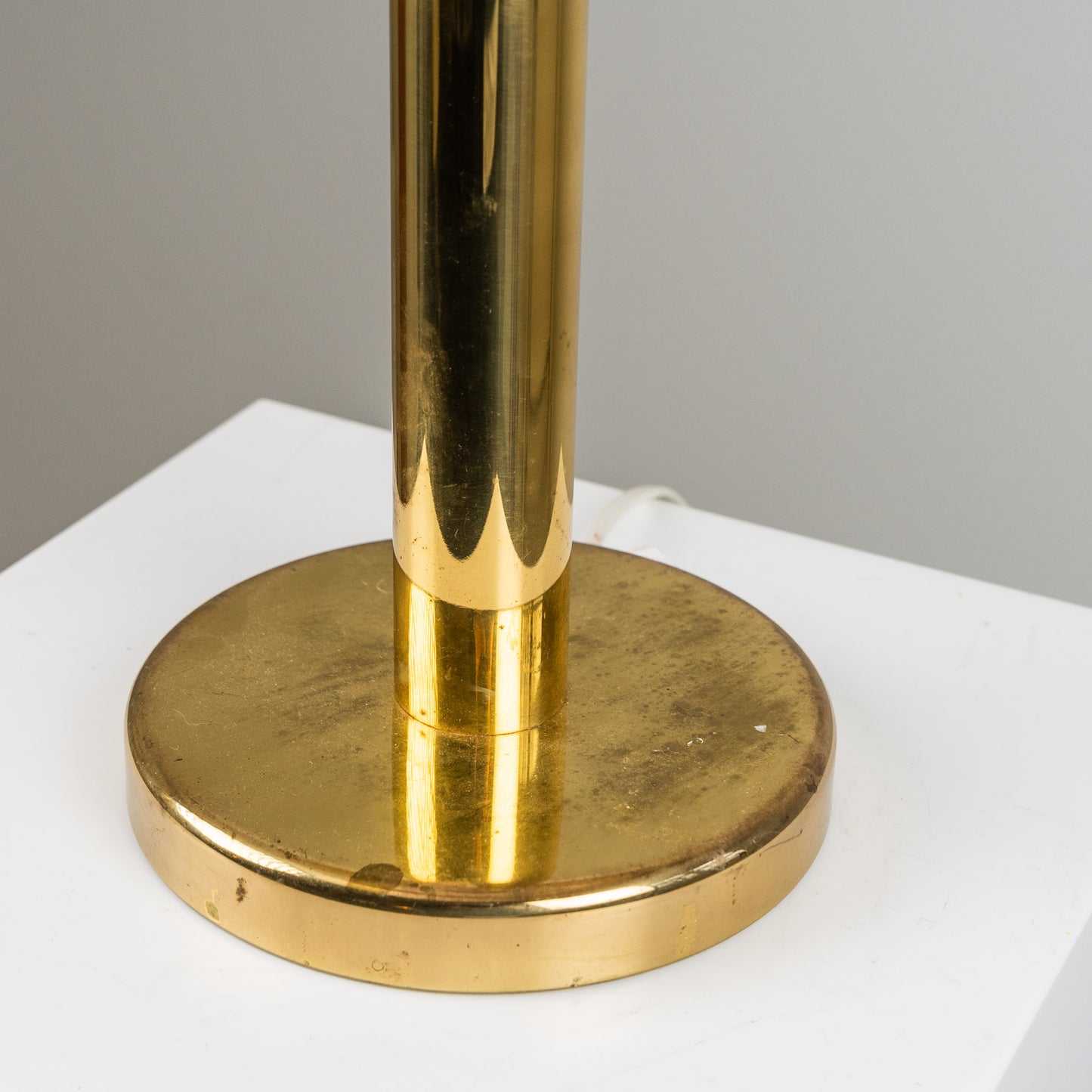 Messinkijalkainen pöytävalaisin