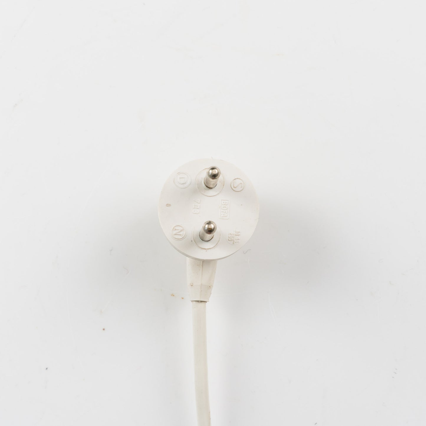 Messinkijalkainen pöytävalaisin