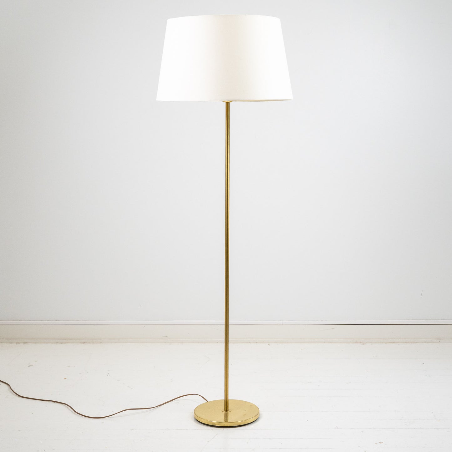 Messinkinen lattiavalaisin