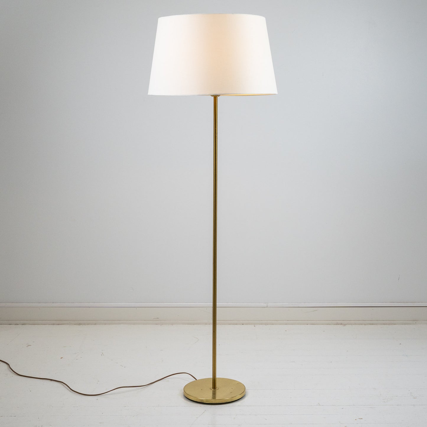 Messinkinen lattiavalaisin