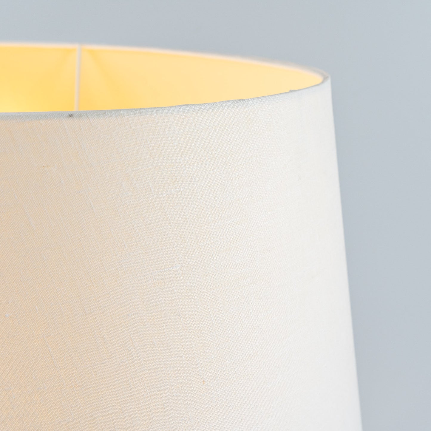 Messinkinen lattiavalaisin