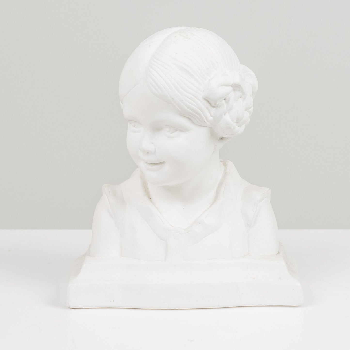 Kipsinen tyttö -patsas