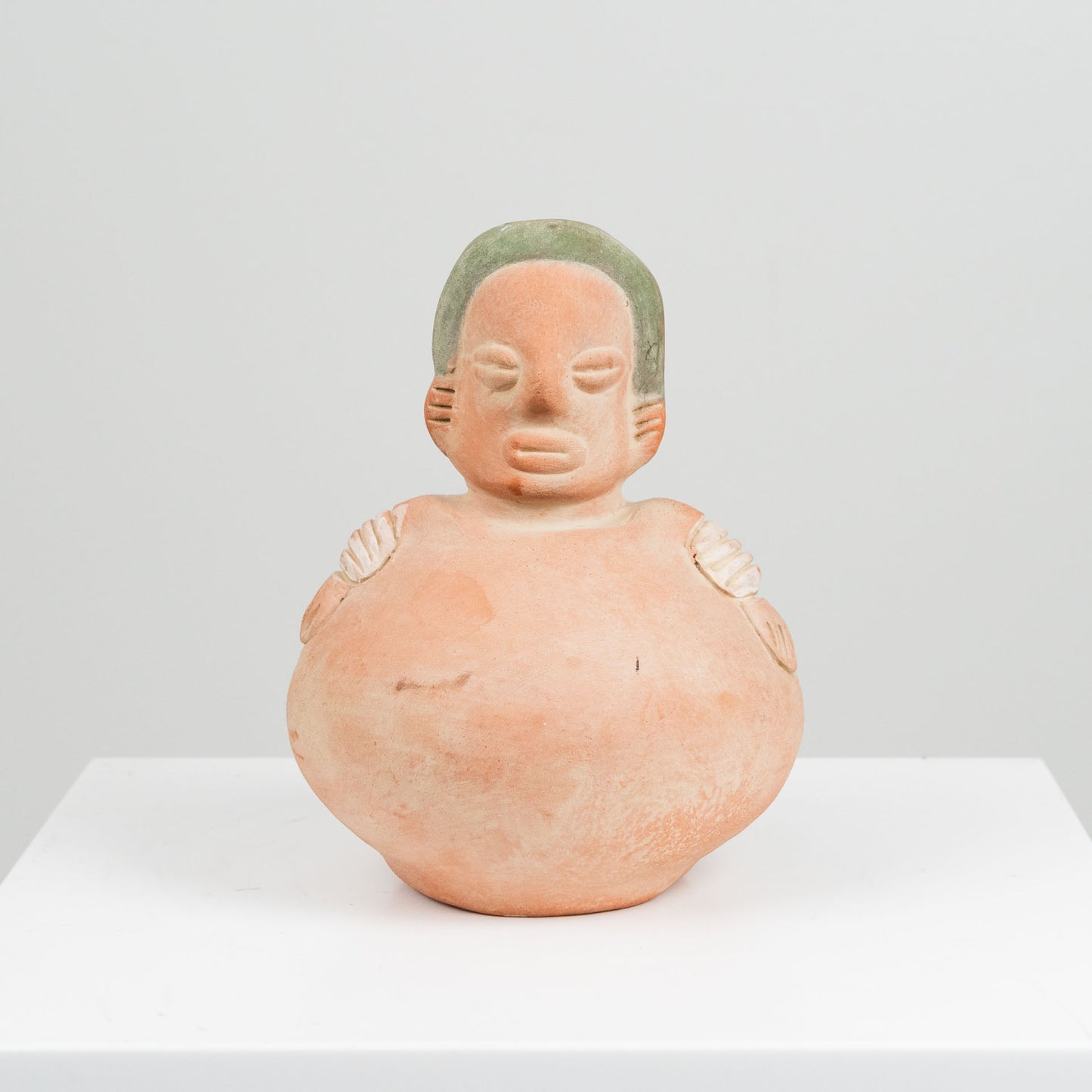 Nakinvärinen patsasmaljakko