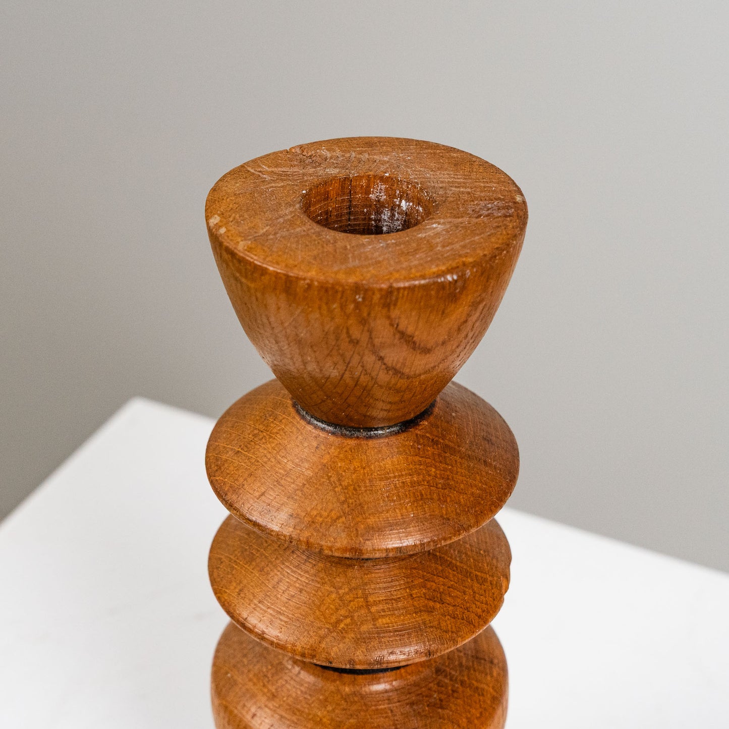 Tiikkinen kynttilänjalka