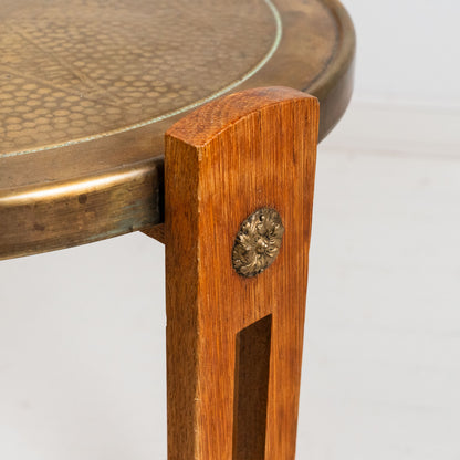 Messinkikansinen sivupöytä, Art Nouveau