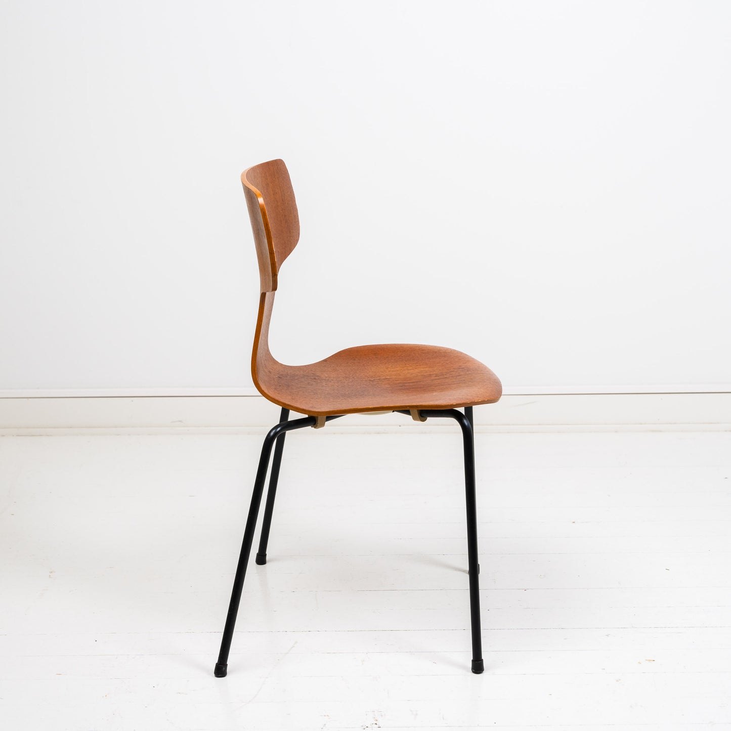 Fritz Hansen 3103 T-chair -tuoli, tiikki 2