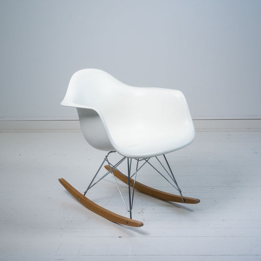 Vitra Eames RAR -keinutuoli